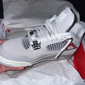 Jordan 4’s Retro Mid Frozen Moments